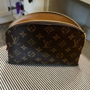 Never full GM cosmetic bag -new